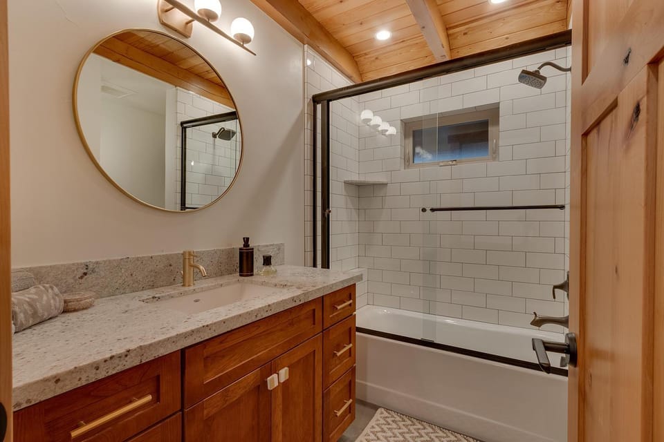 Olympic Valley Hideaway - Newly Remodeled Cabin with Private Hot Tub Cabin in Palisades Tahoe (Olympic Valley)