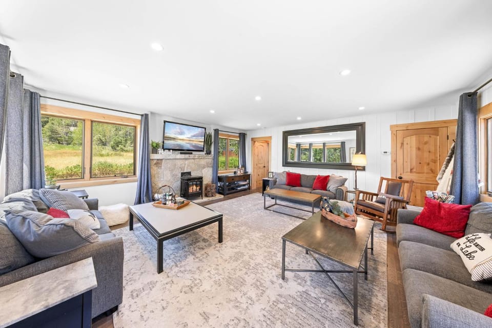 Rustling Grove in Tahoe City - Pet-Friendly, Walking Distance to Downtown and Lake - Private Hot Tub House in Tahoe City