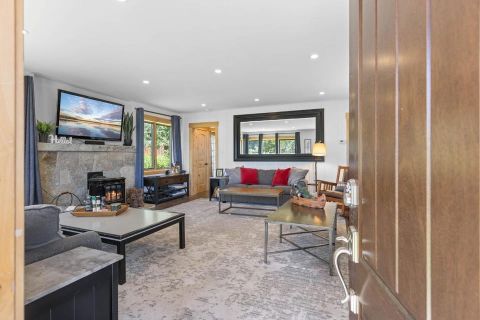 Rustling Grove in Tahoe City - Pet-Friendly, Walking Distance to Downtown and Lake - Private Hot Tub House in Tahoe City