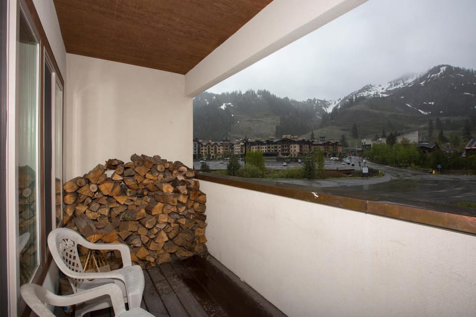 Palisades Tahoe Ski Condo by Tahoe Getaways - Remodeled 2 BR, Walking Distance to Lifts & Village House in Palisades Tahoe (Olympic Valley)