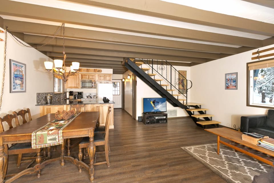 Pineland Chalet in Tahoe City - Classic Cabin Wood Fireplace Dog Friendly Cabin in Tahoe City