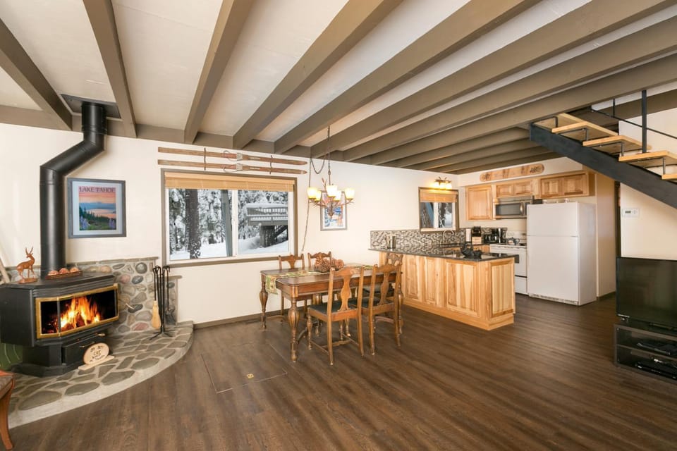 Pineland Chalet in Tahoe City - Classic Cabin Wood Fireplace Dog Friendly Cabin in Tahoe City