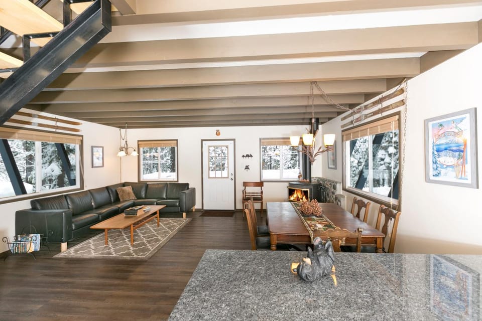 Pineland Chalet in Tahoe City - Classic Cabin Wood Fireplace Dog Friendly Cabin in Tahoe City