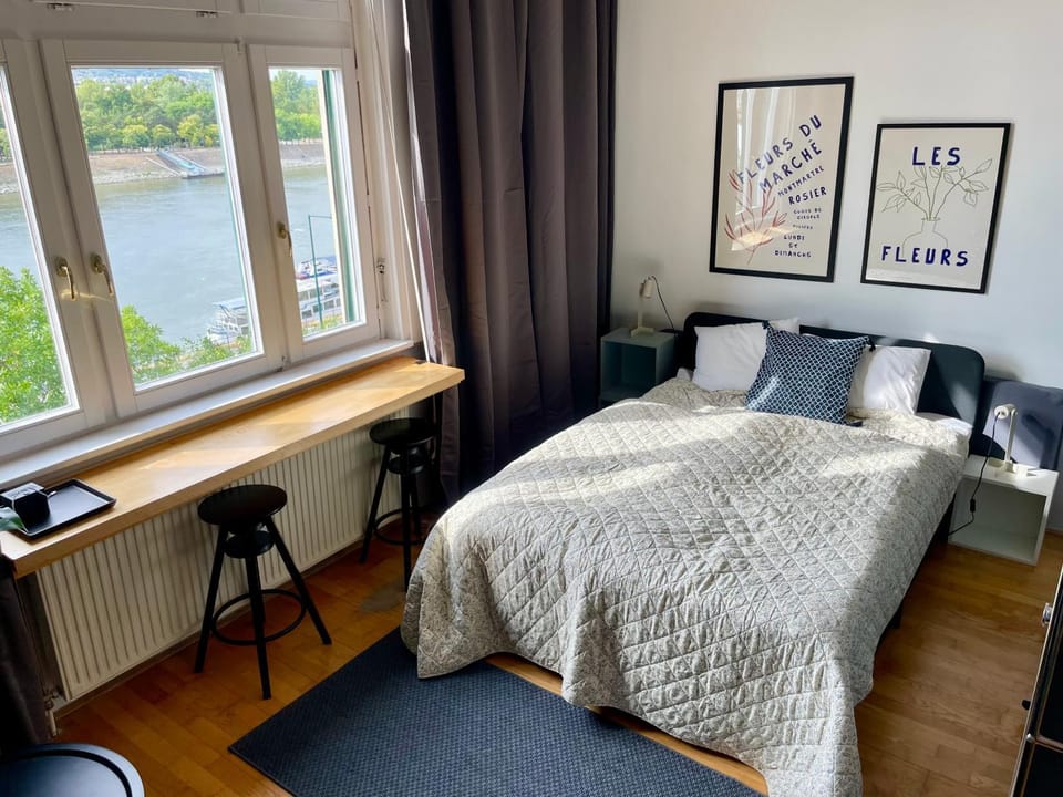 Bed, Living room, Photo of the whole room, Bedroom, Lake view, River view