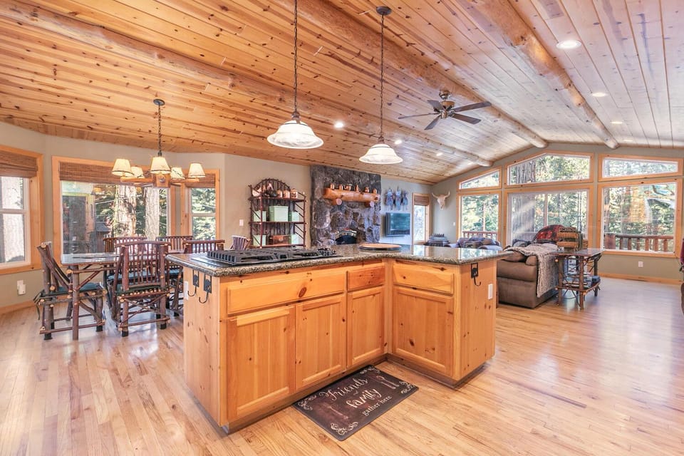 Secret Garden Lodge - 4BR Walking Distance to the Lake, Hot Tub, Close to Ski Resorts! House in Lake Tahoe