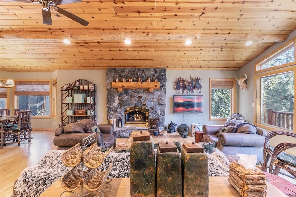 Secret Garden Lodge - 4BR Walking Distance to the Lake, Hot Tub, Close to Ski Resorts! House in Lake Tahoe