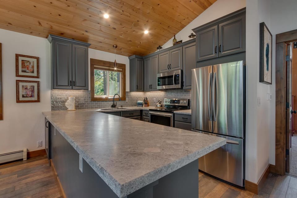 Silver Tip at Tahoe Park w HOA amenities - 3BR Pet Friendly, Hot Tub, Tahoe City House in Tahoe City