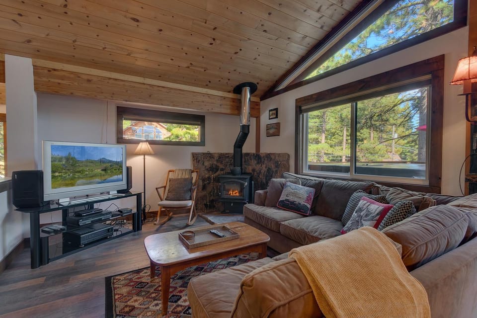 Silver Tip at Tahoe Park w HOA amenities - 3BR Pet Friendly, Hot Tub, Tahoe City House in Tahoe City