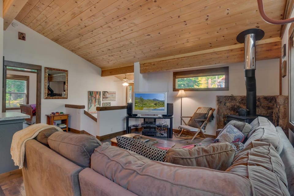 Silver Tip at Tahoe Park w HOA amenities - 3BR Pet Friendly, Hot Tub, Tahoe City House in Tahoe City