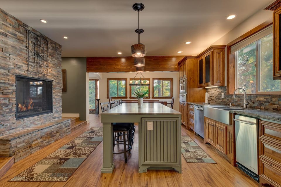 Tahoe Rim Retreat - Spacious 4BR with Pool Table and Private Hot Tub - Pet Friendly! House in Tahoe Vista