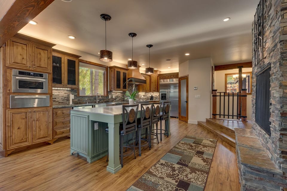 Tahoe Rim Retreat - Spacious 4BR with Pool Table and Private Hot Tub - Pet Friendly! House in Tahoe Vista
