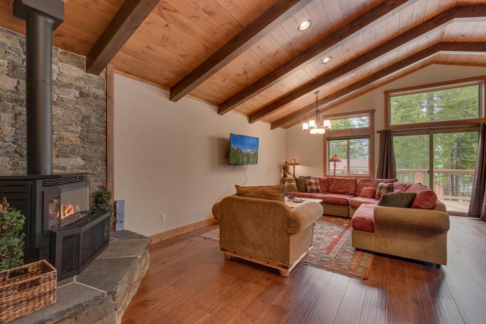 Skyland Jewel at Dollar Point - Luxury 3BR - Easy Winter Access House in Dollar Point