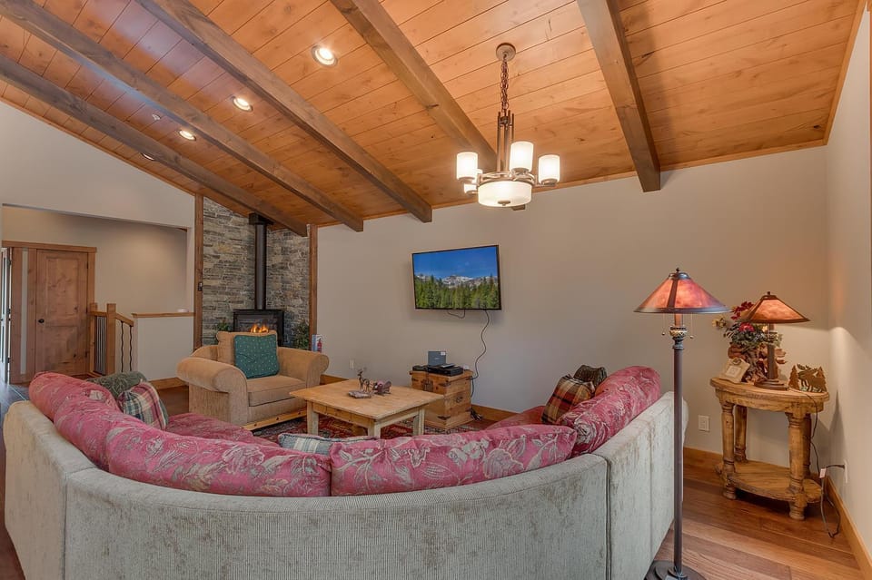 Skyland Jewel at Dollar Point - Luxury 3BR - Easy Winter Access House in Dollar Point