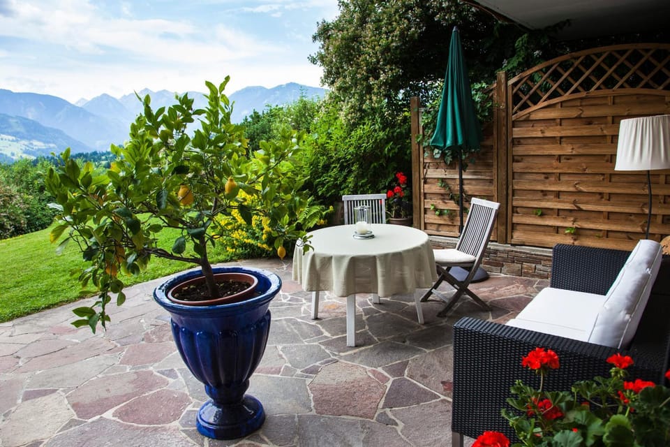 Natural landscape, Garden, Balcony/Terrace, Seating area, Dining area, Garden view