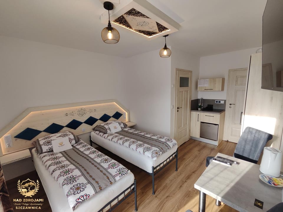 Bed, TV and multimedia, Kitchen or kitchenette, Photo of the whole room, Bedroom