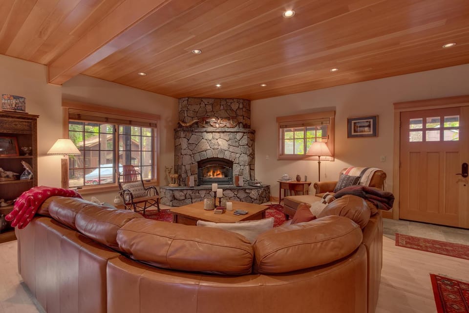 Tahoe Time on North Shore - 4 BR Cabin w Private Hot Tub, Pet Friendly, Walk to Dining Cabin in Tahoe Vista