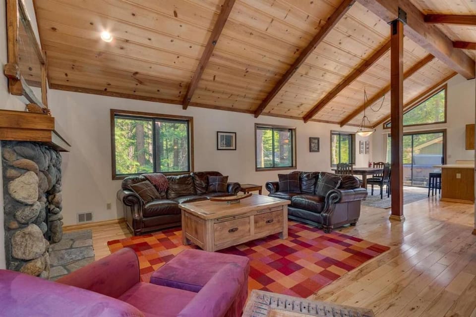 Tahoe Woods by Tahoe Getaways - Pet Friendly Tahoe Park Cabin w Hot Tub, Fireplace, Near Skiing! Cabin in Tahoe City