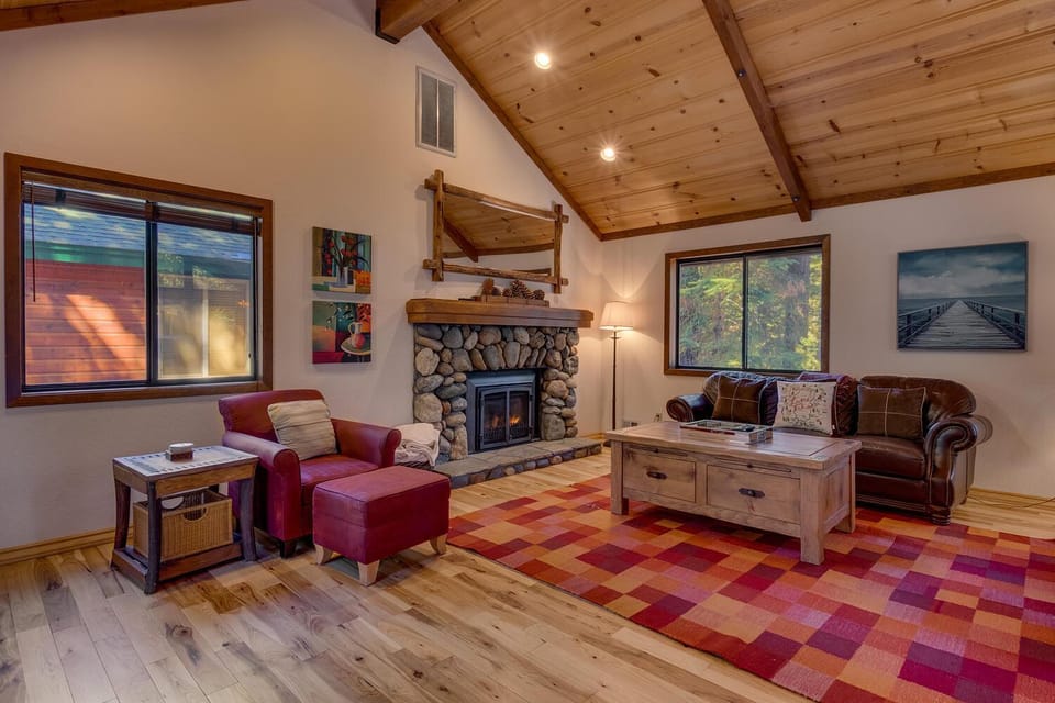 Tahoe Woods by Tahoe Getaways - Pet Friendly Tahoe Park Cabin w Hot Tub, Fireplace, Near Skiing! Cabin in Tahoe City