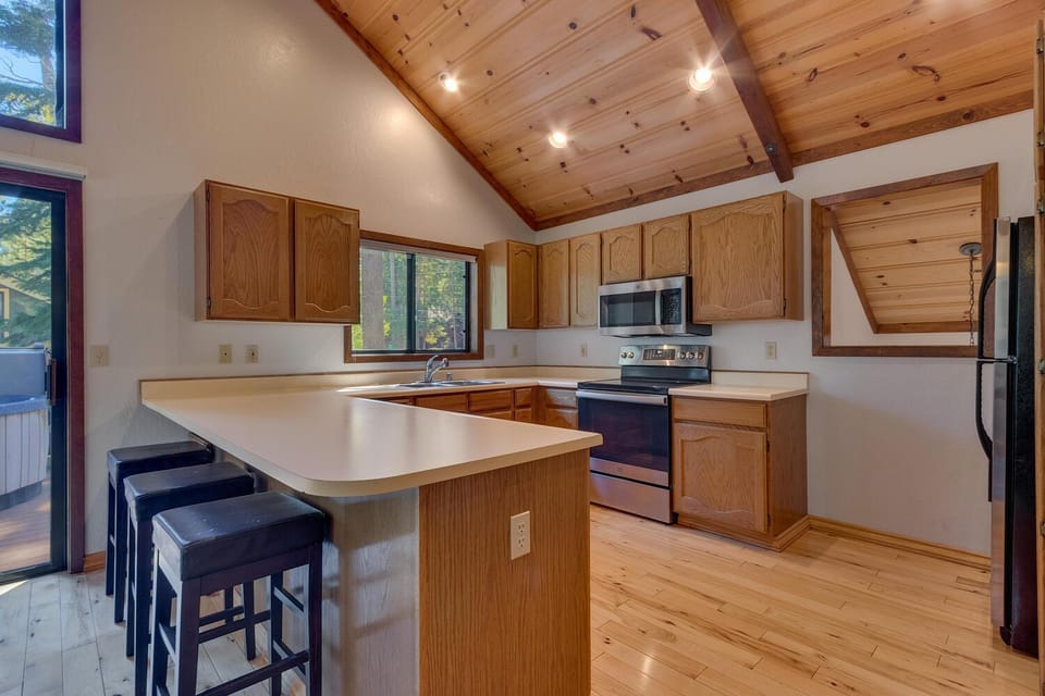 Tahoe Woods by Tahoe Getaways - Pet Friendly Tahoe Park Cabin w Hot Tub, Fireplace, Near Skiing! Cabin in Tahoe City