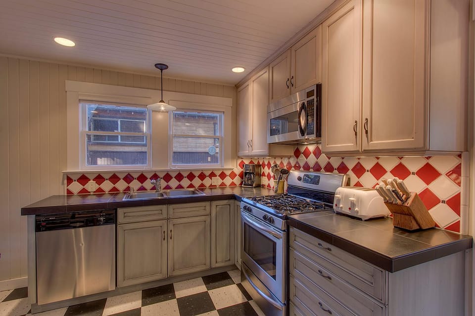 Vanni House - Classic Tahoe Style 2 BR - Sleeps 6 - Hot Tub - Near Palisades & Downtown Tahoe City House in Tahoe City