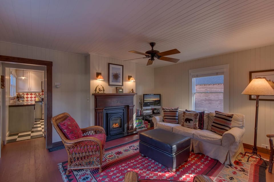 Vanni House - Classic Tahoe Style 2 BR - Sleeps 6 - Hot Tub - Near Palisades & Downtown Tahoe City House in Tahoe City