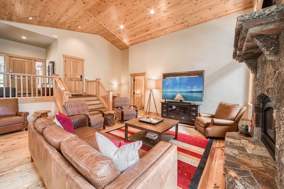 Truckee Timbers at Gray's Crossing by Tahoe Getaways - 4BR w Hot Tub, Ping Pong & EV House in Truckee