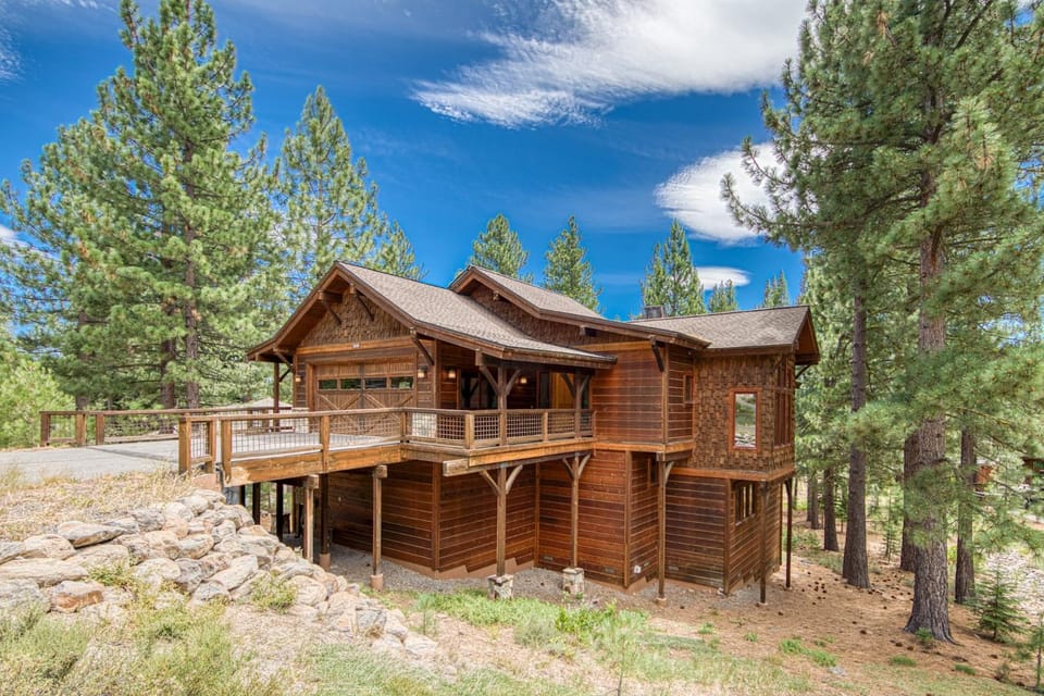 Truckee Timbers at Gray's Crossing by Tahoe Getaways - 4BR w Hot Tub, Ping Pong & EV House in Truckee