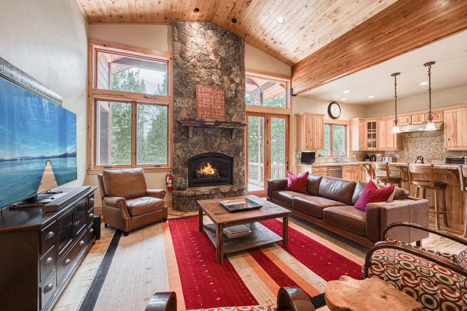 Truckee Timbers at Gray's Crossing by Tahoe Getaways - 4BR w Hot Tub, Ping Pong & EV House in Truckee