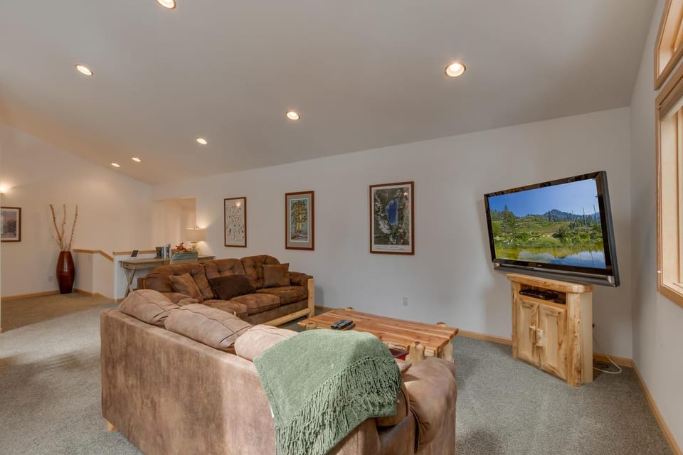 Tahoma Charm on West Shore - Beautiful Open Concept 3 BR w Private Hot Tub House in Lake Tahoe