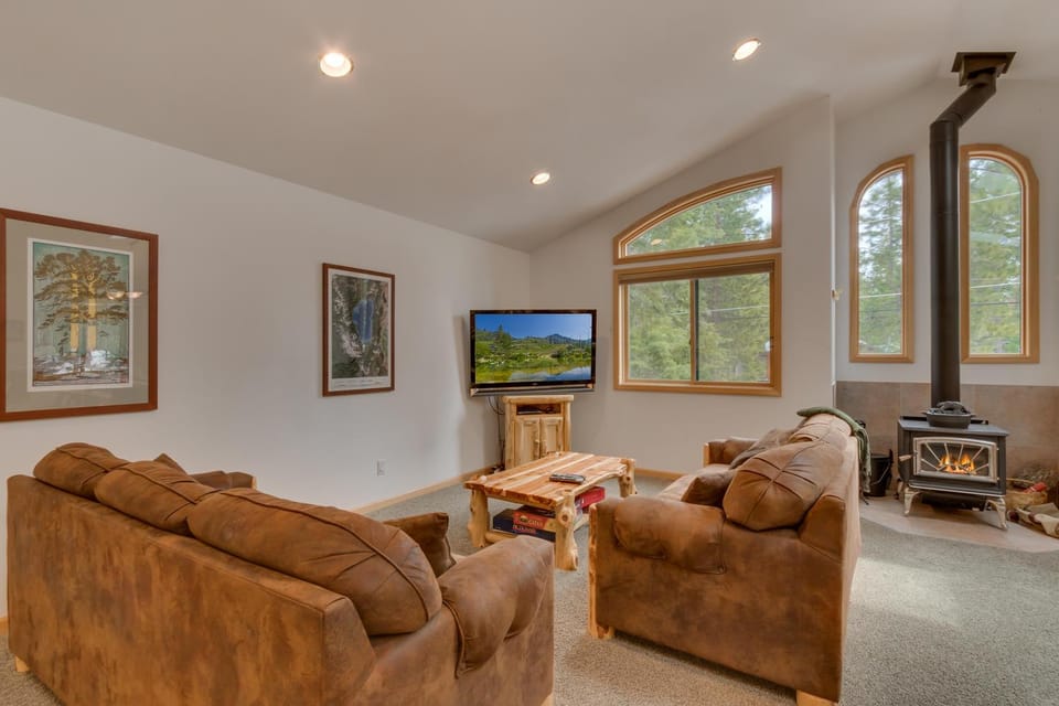 Tahoma Charm on West Shore - Beautiful Open Concept 3 BR w Private Hot Tub House in Lake Tahoe
