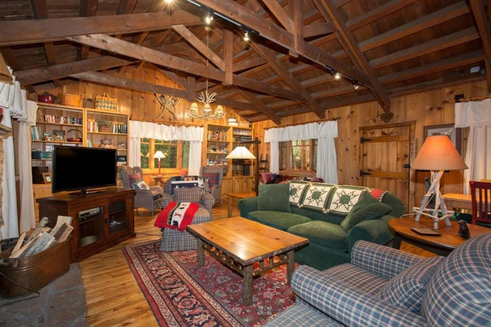 Ward Creek Retreat - Cozy Old Tahoe Cabin w Short Drive to Ski Resorts Pet Friendly Cabin in Tahoe City