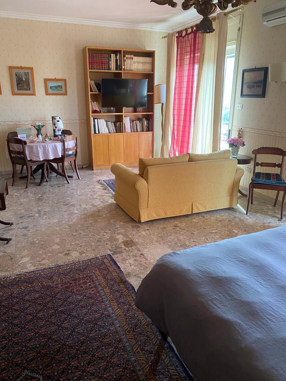 Bed, TV and multimedia, Living room, Photo of the whole room, Seating area, Dining area, Bedroom