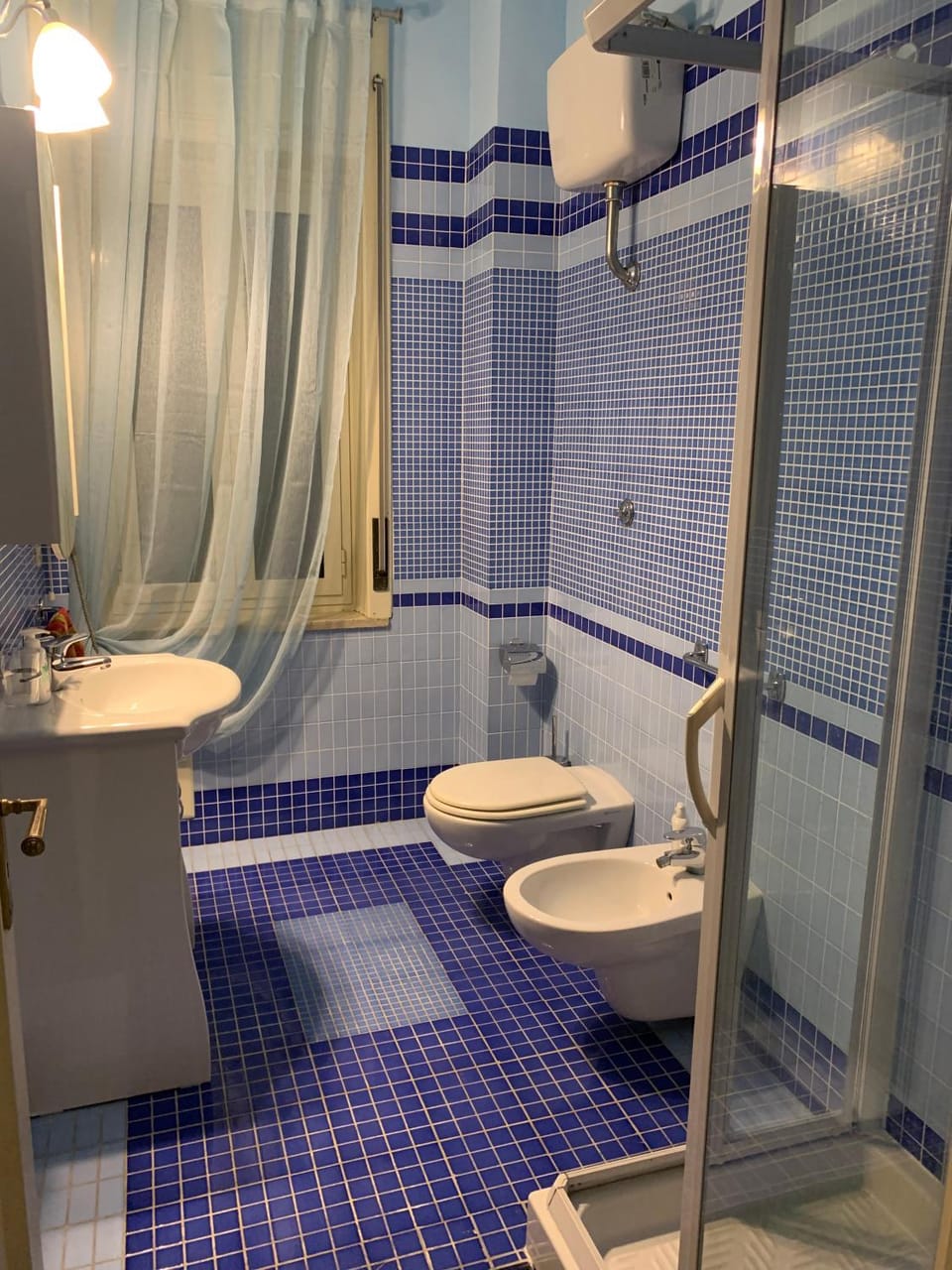 Shower, Toilet, Bathroom, bidet, towels