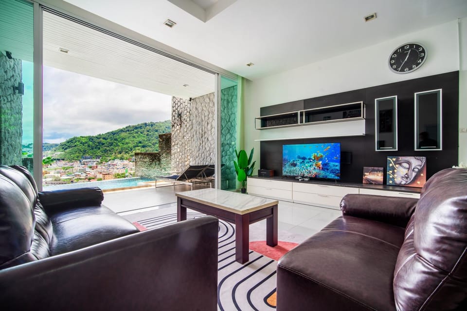 Communal lounge/ TV room, Natural landscape, TV and multimedia, Living room, Evening entertainment, Mountain view