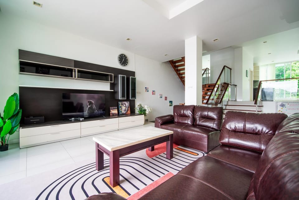 Communal lounge/ TV room, TV and multimedia, Living room, Seating area, Evening entertainment