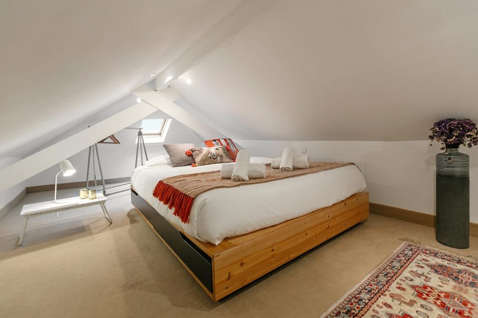 Bed, Bedroom, towels