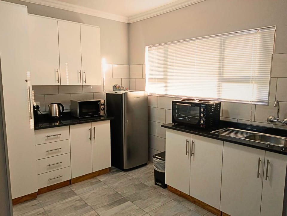 Coffee/tea facilities, Kitchen or kitchenette, oven, toaster