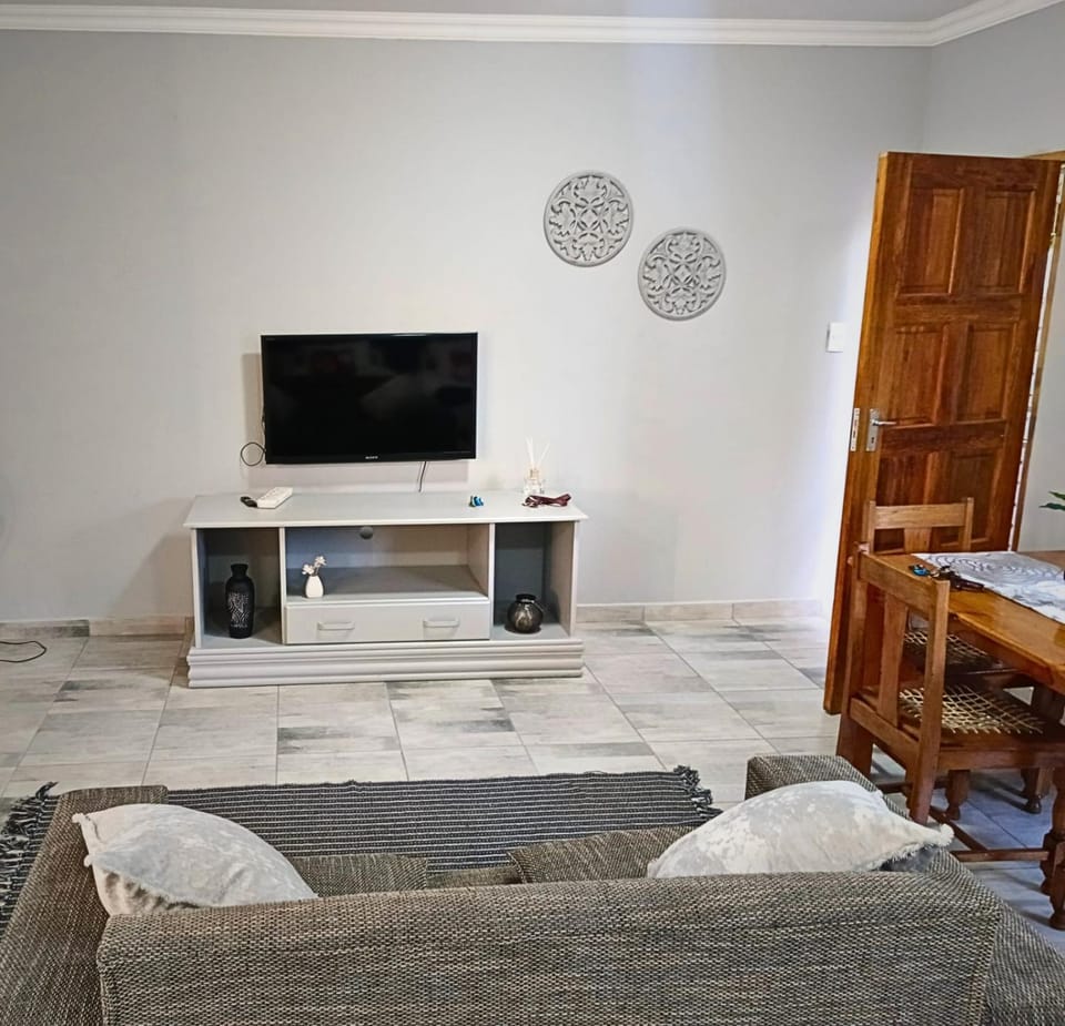 TV and multimedia, Living room, Seating area, Evening entertainment