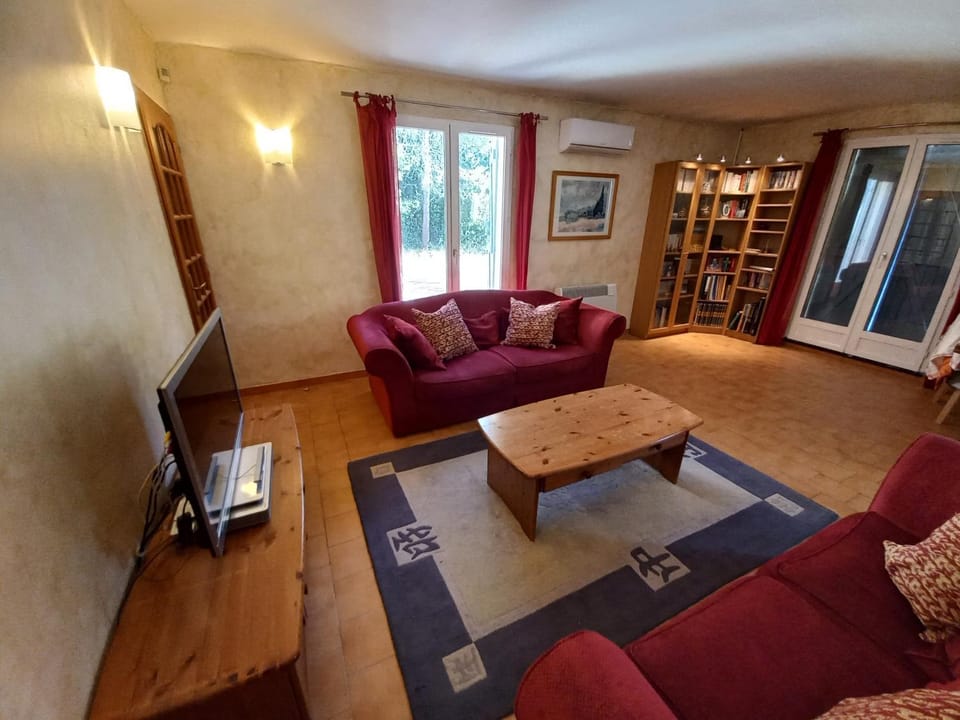 Communal lounge/ TV room, Library, TV and multimedia, Living room, Seating area, Evening entertainment