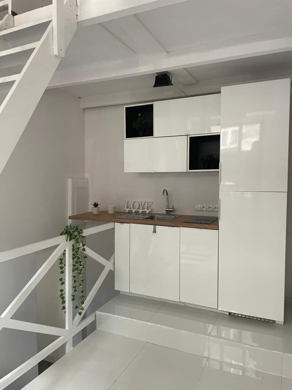 Kitchen or kitchenette, dishwasher, stove