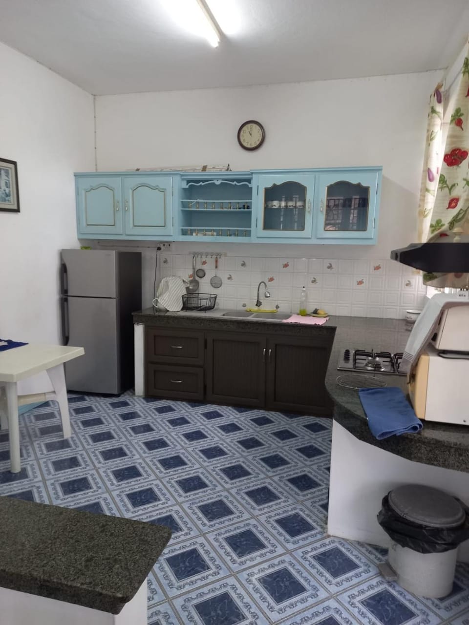 Kitchen or kitchenette, minibar