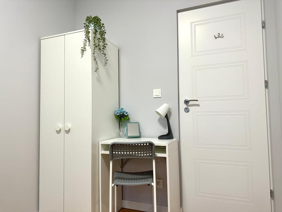 hair dresser, wardrobe