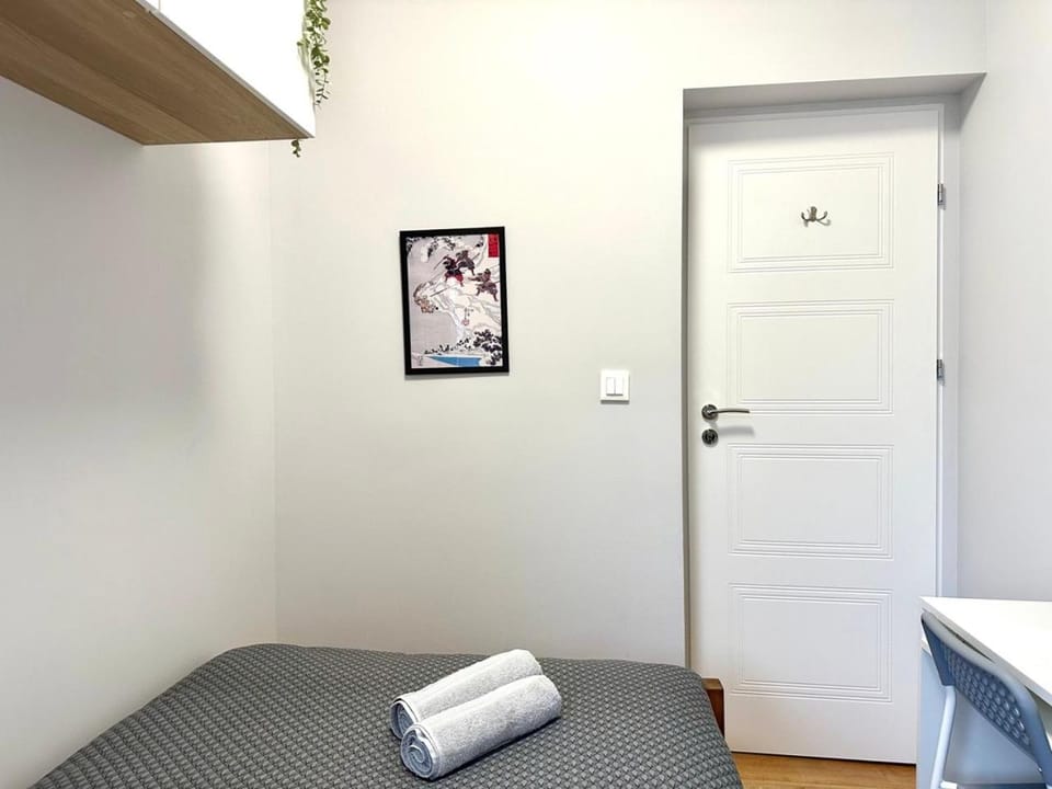 Bed, Photo of the whole room, towels