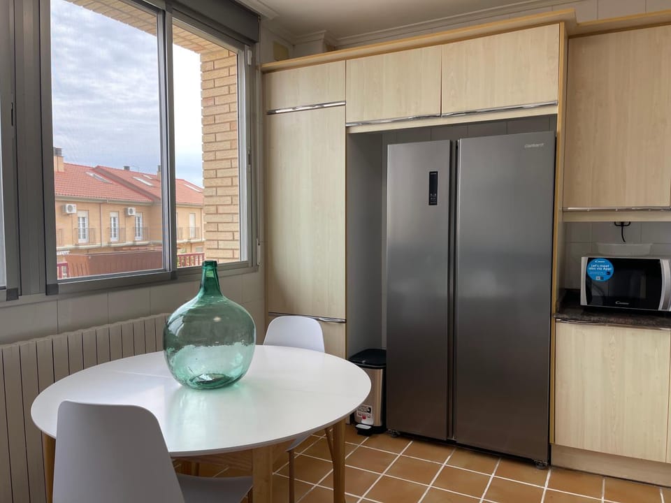 Coffee/tea facilities, Kitchen or kitchenette, Dining area, oven, pet friendly, stove