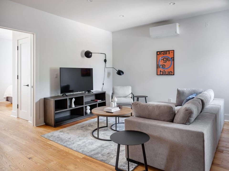 Modern Three Bedroom Brooklyn Condo-Hotel Apartment in Manhattan