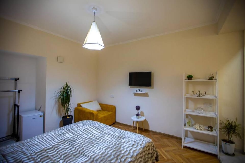 Bed, TV and multimedia, Bedroom