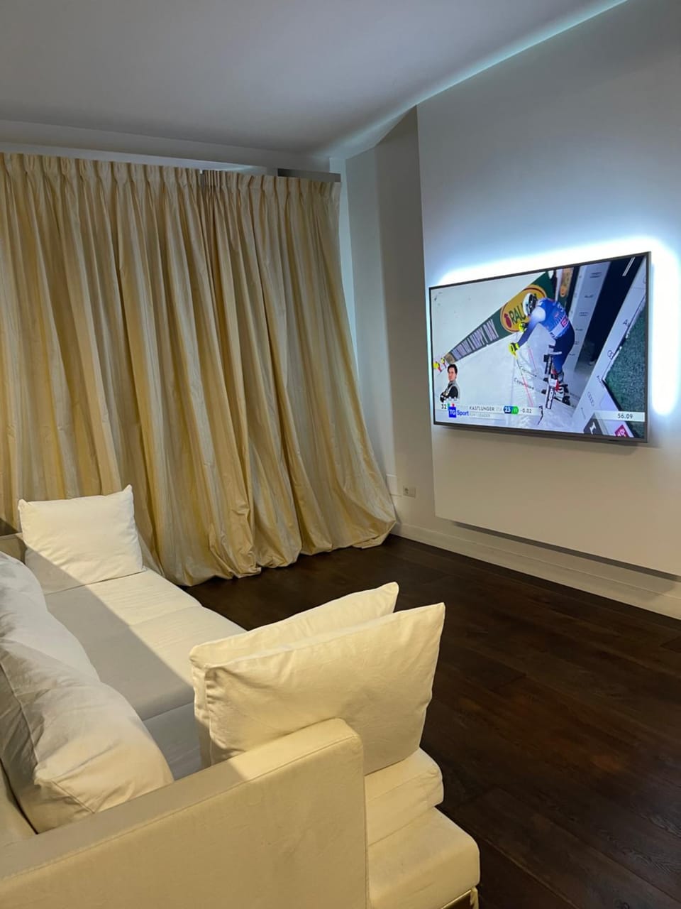 TV and multimedia, Living room, Seating area, Evening entertainment