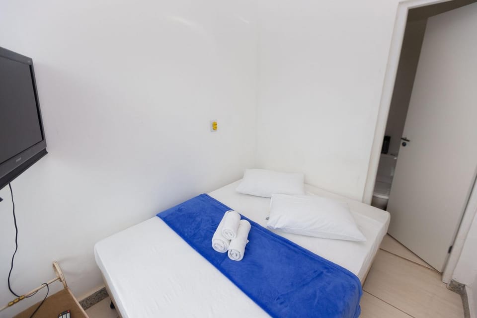 Bed, TV and multimedia, Photo of the whole room, Bedroom, towels