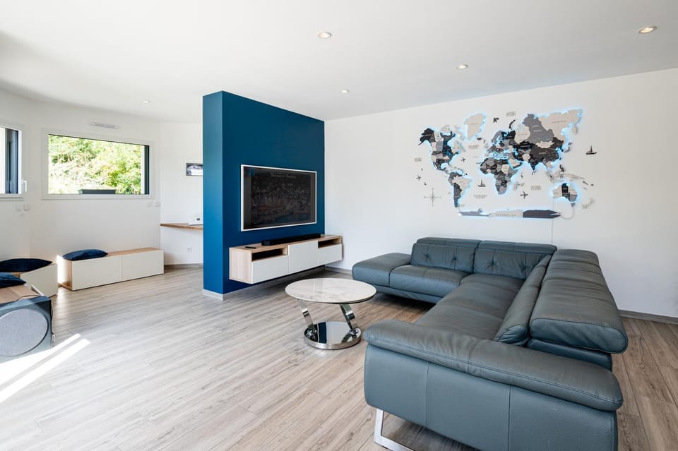 Communal lounge/ TV room