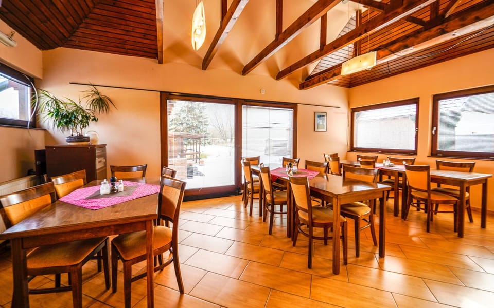 Restaurant/places to eat, Communal lounge/ TV room, Communal lounge/ TV room, TV and multimedia, Kitchen or kitchenette, Living room, Banquet/Function facilities, Seating area, Dining area, Evening entertainment
